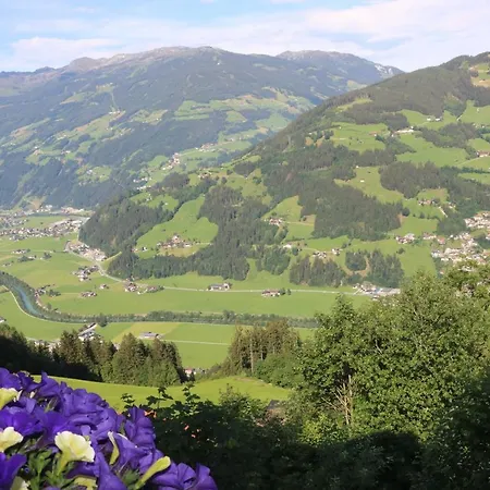Katharina Bis 12 Personen Mit Saunachalet Und Blick Auf Bergwelt Des Zillertals Apartment *